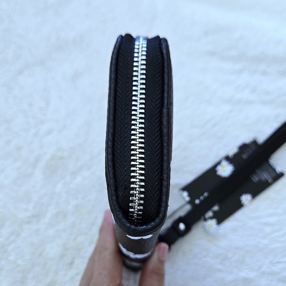 ✨️HP✨️ Dabney Lee Black🖤 Wallet with Daisies🌼 - NWT - Picture 7 of 16